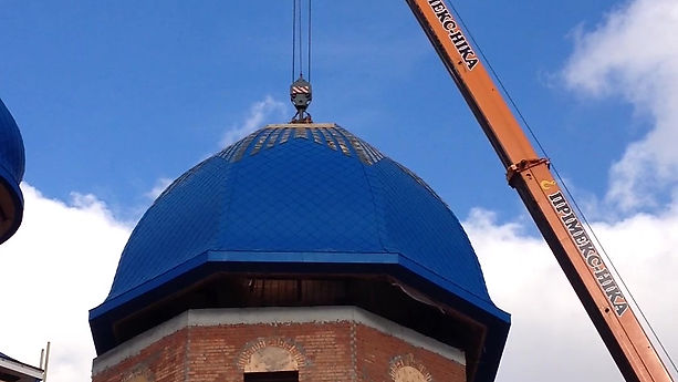 Installation of a large dome on a church in Dnipro